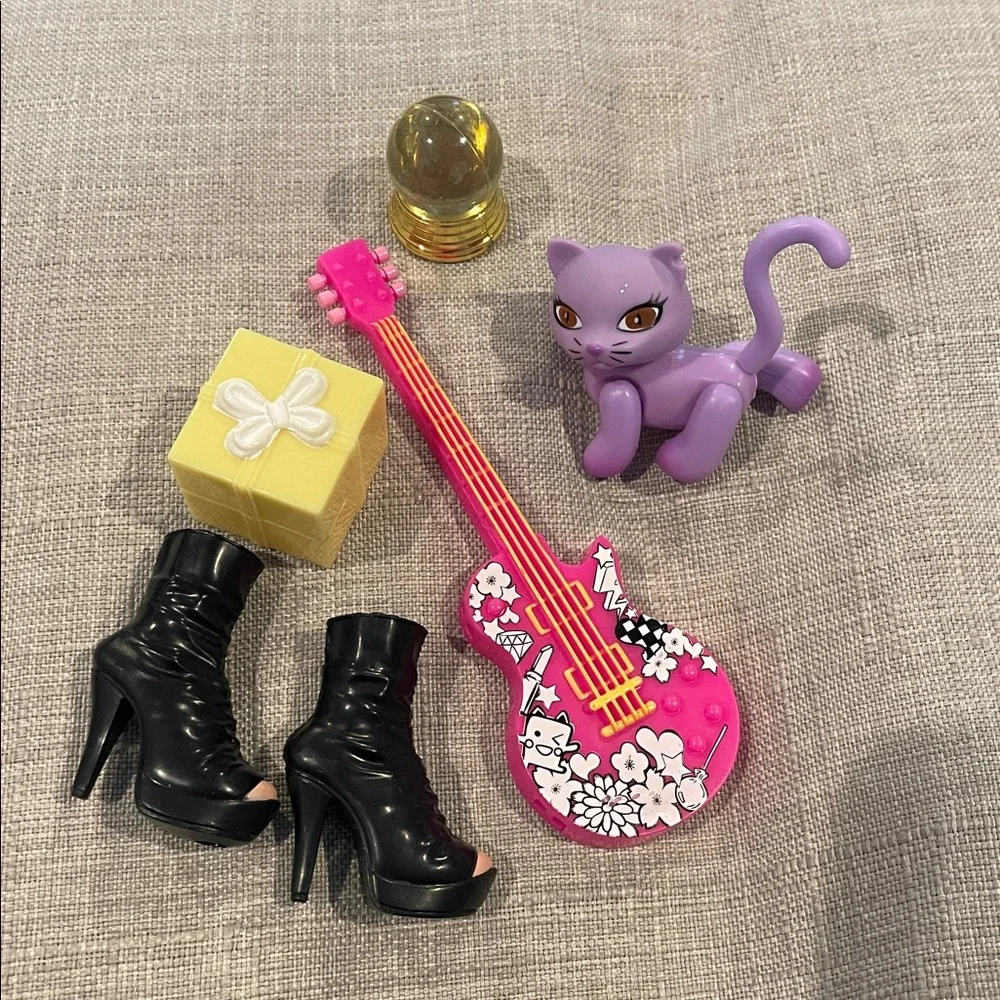 BRATZ Doll Lot 3 Dolls + Accessories - Picture 5 of 5